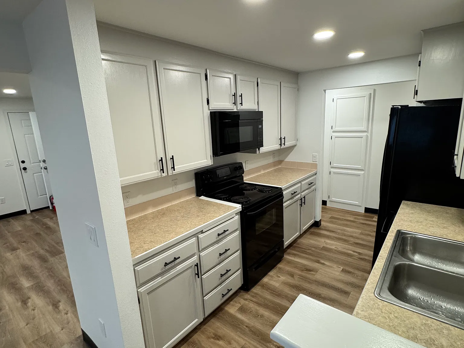 3 bed, 1279 sqft, $2,200 — Photo 3