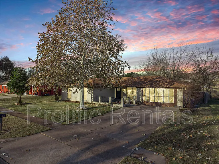 610 Creek St — Photo 1