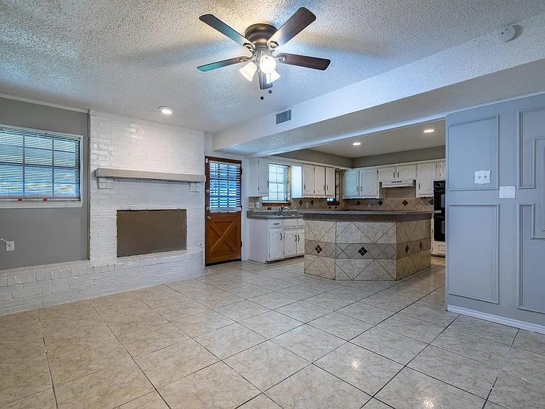 4212 Village Green Dr — Photo 6