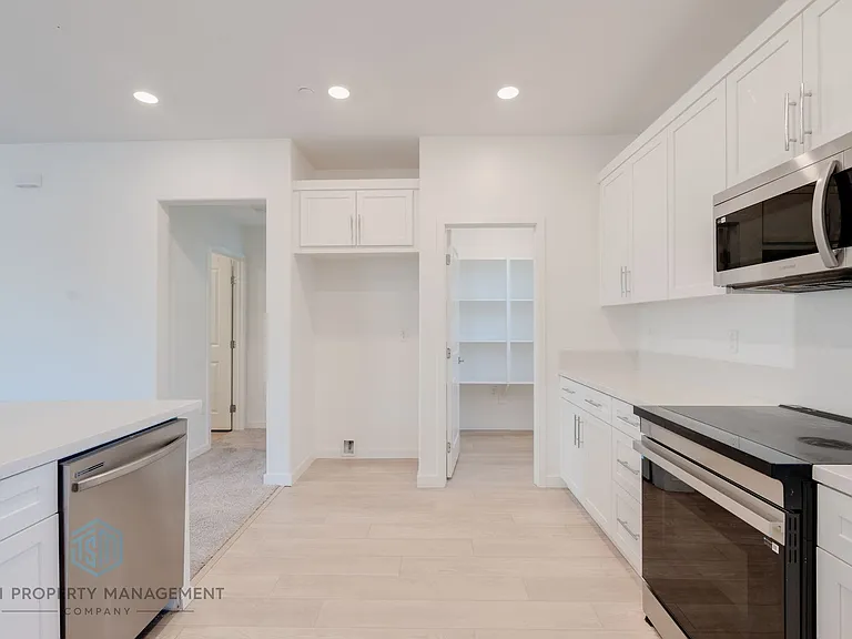 2539 Dorris St — Photo 9
