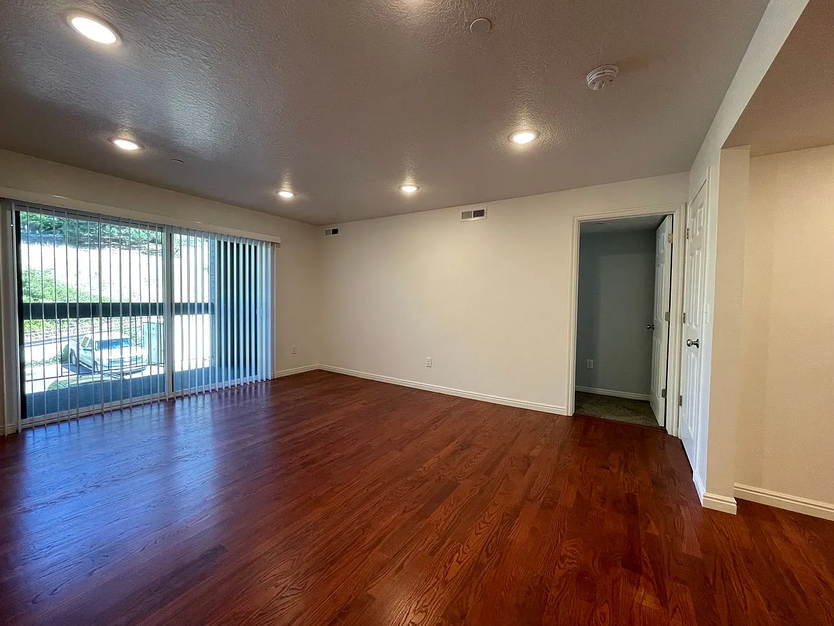 Building Photo - 2244 N Canyon Rd #103