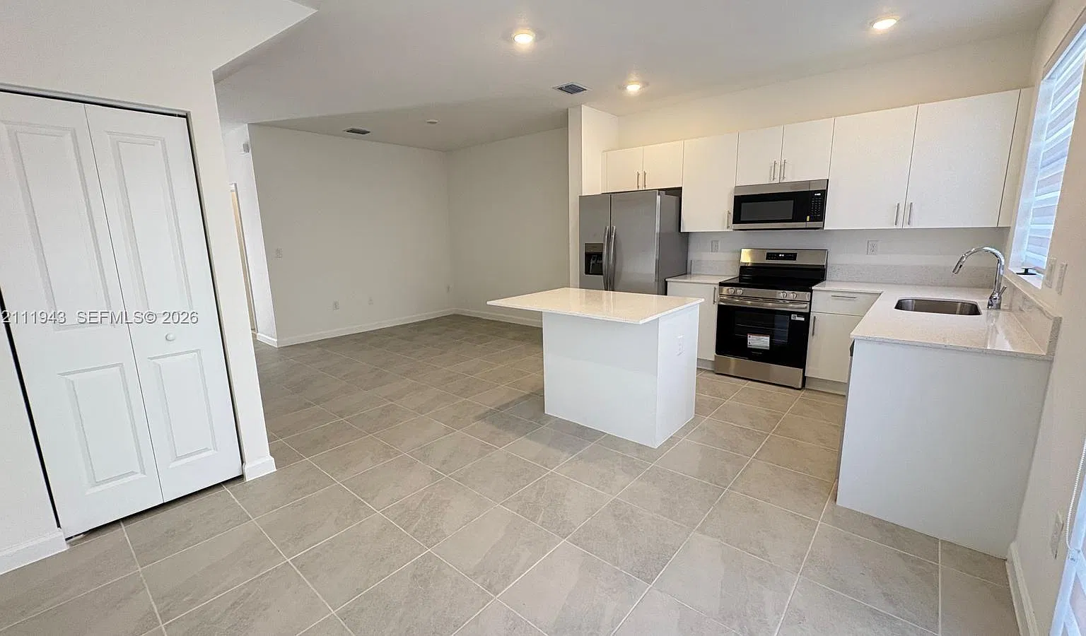 3 bed, 3.0 bath, $2,600 — Photo 4