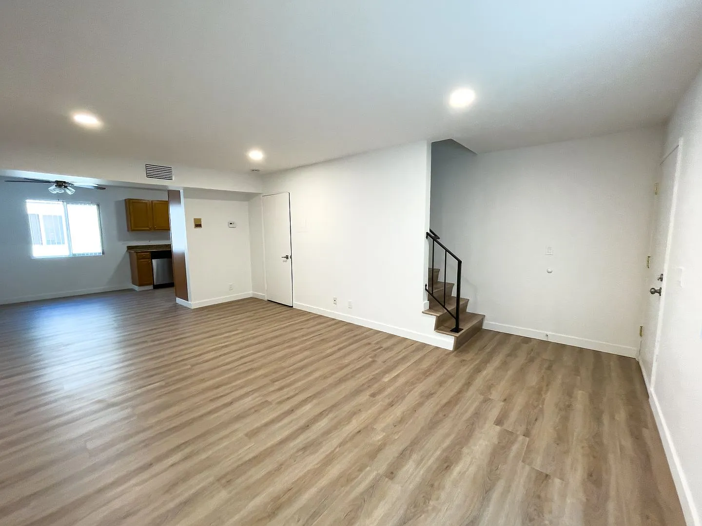 137 Carr Dr — Photo 3