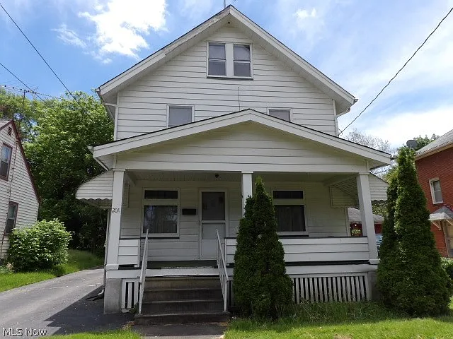 2011 S Heights Ave photo 1