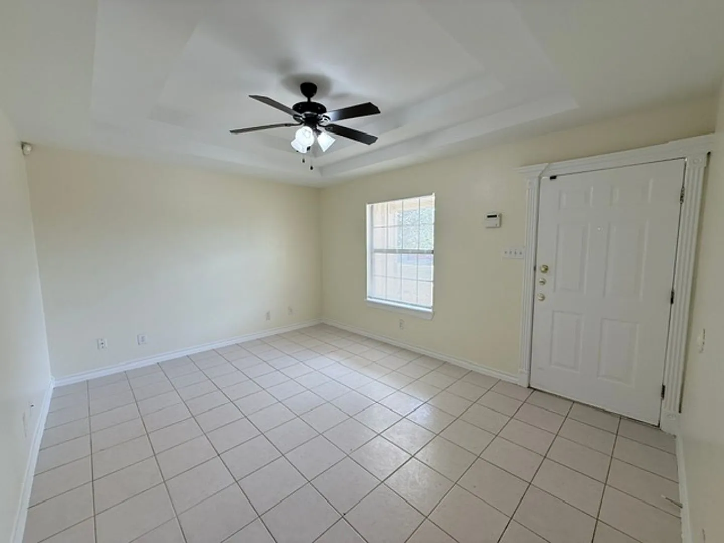 Santa Fe Subdivision! Three Bedroom — Photo 3