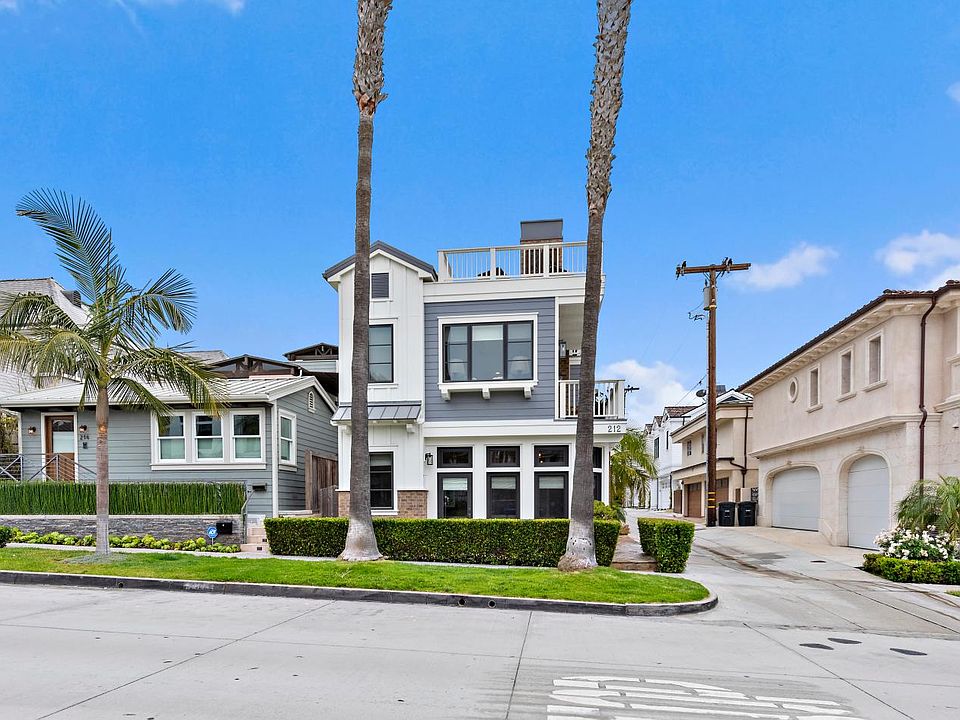 212 Marguerite is a beautiful ocean view home in the famed '200 block' of Corona del Mar village. It has a sophisticated beach vibe and is in pristine condition.