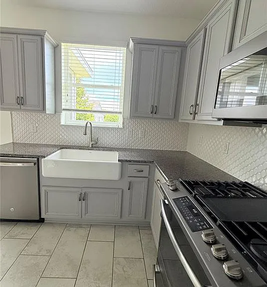 5057 NW 35th Pl — Photo 7