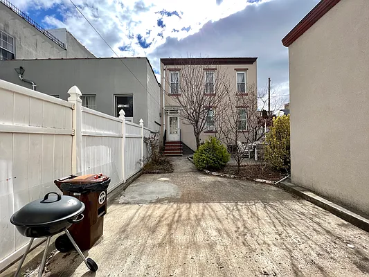 Rented by R New York | media 33