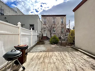 Rented by R New York