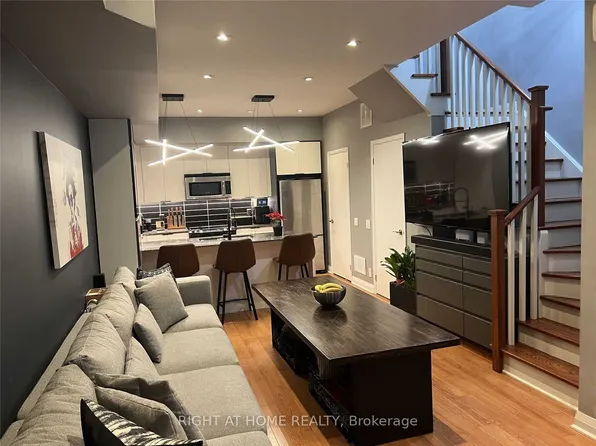 1 Valhalla Inn Rd #15, Toronto, ON M9B 1S9