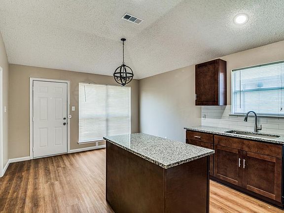 4th image of 2105 Emerald Oaks Dr