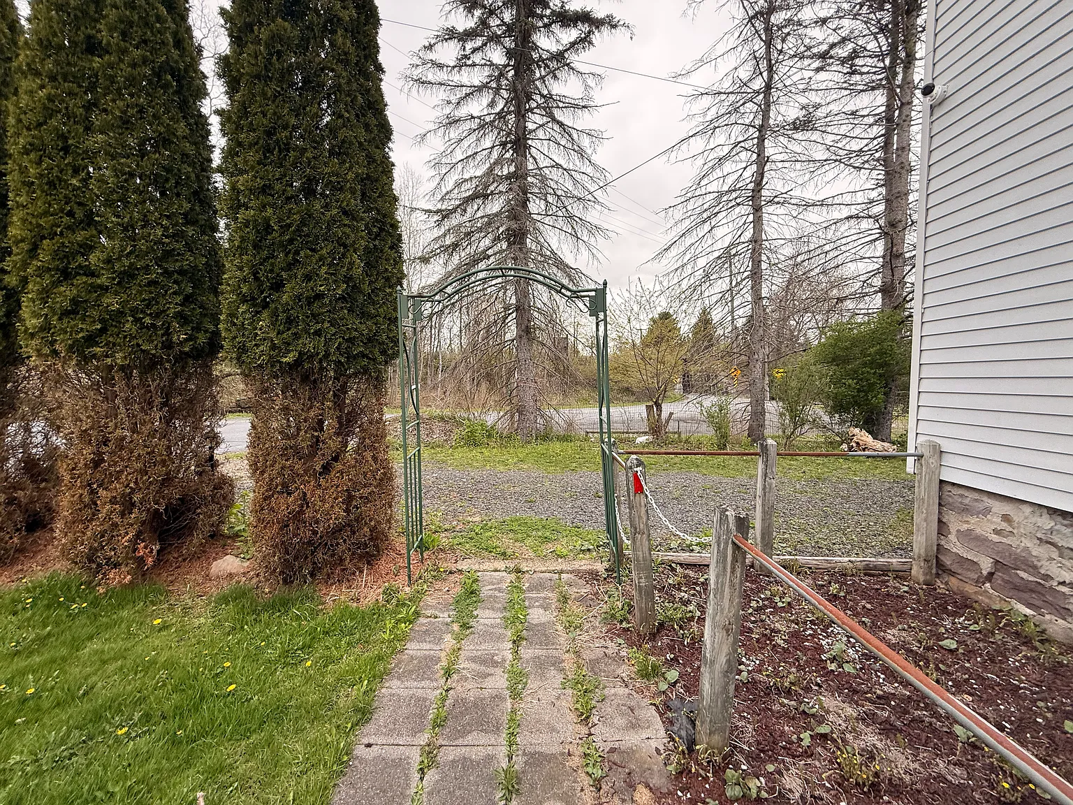 4 bed, 1.5 bath, 1600 sqft, $2,400 — Photo 2