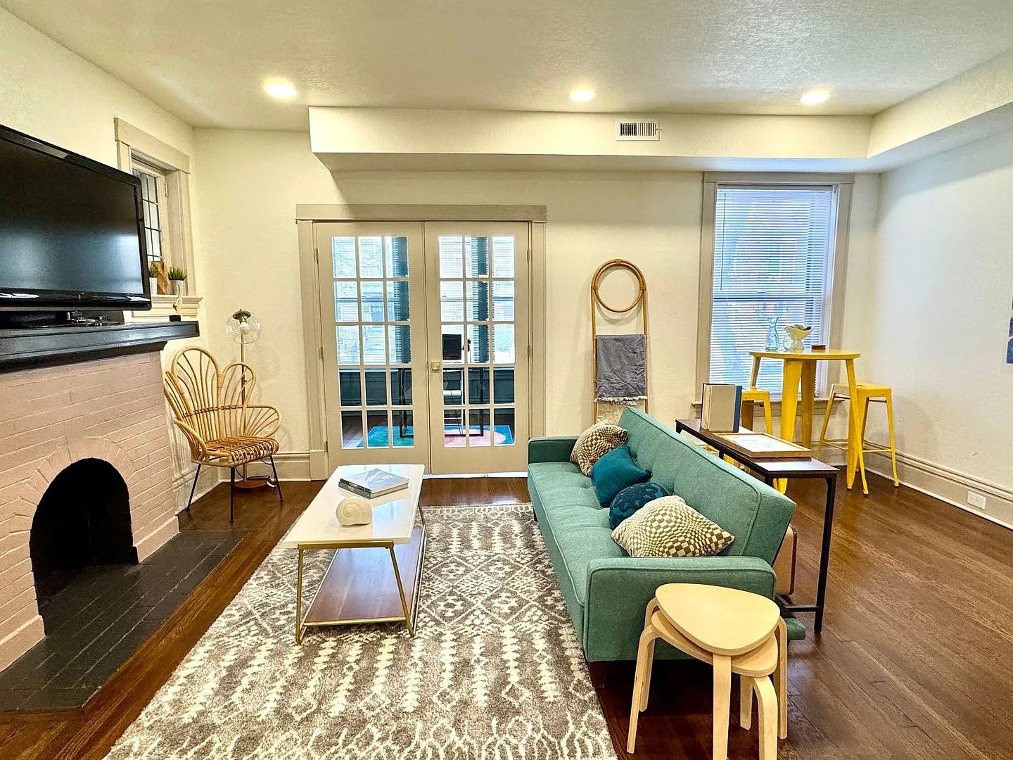 Beautiful 3 Bedroom 2 Bath Unit Available for Rent — Photo 4