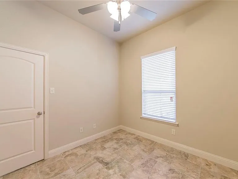 305 Jasmine Ct — Photo 14