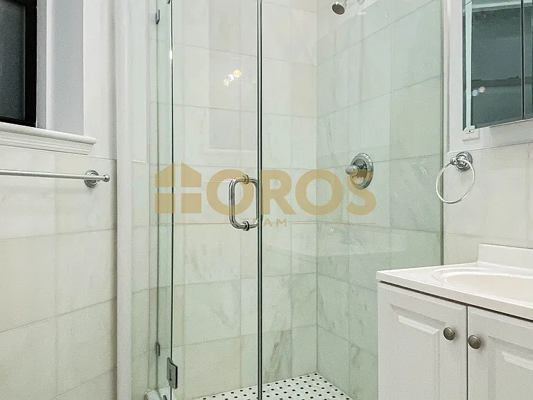 215 E 10th St #8 — Photo 7