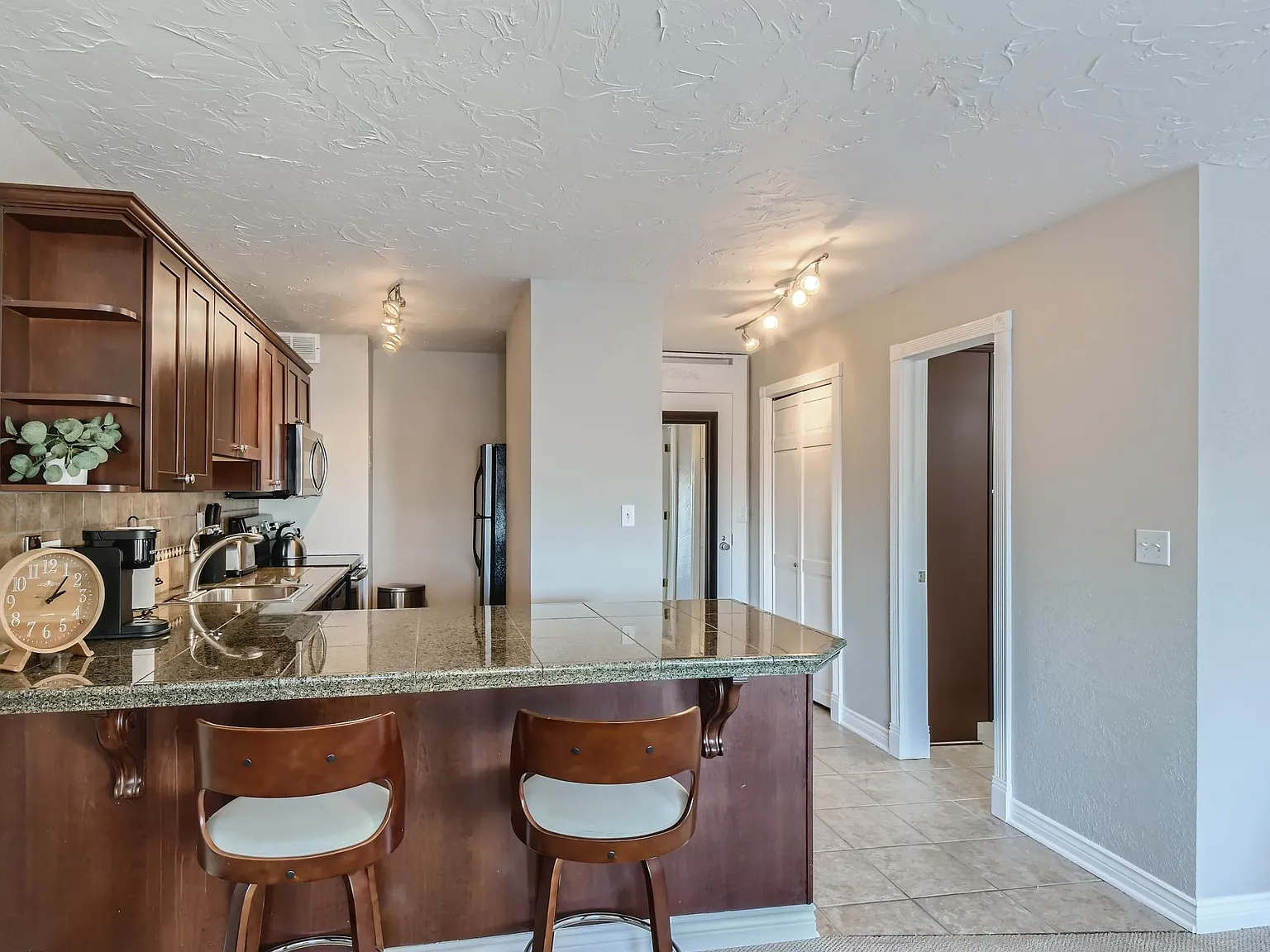 Studio, 472 sqft, $2,400 — Photo 4