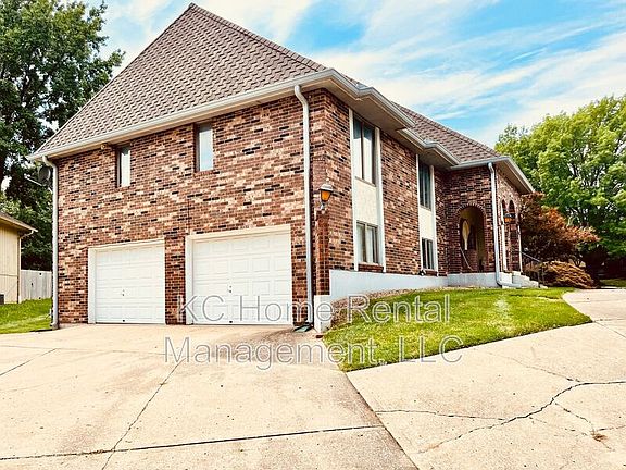 2nd image of 204 NW Highland Ln