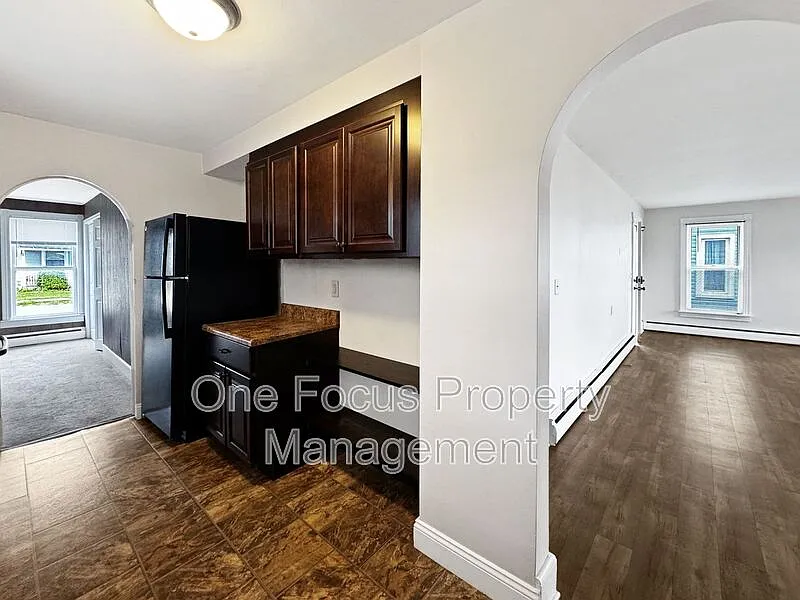 2 bed, 1.0 bath, $1,095 — Photo 2