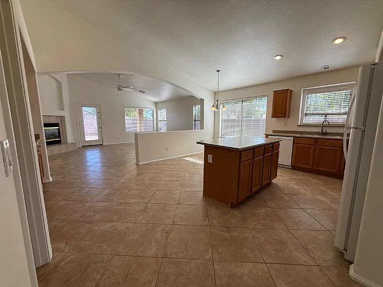 9587 W Seldon Ln — Photo 7