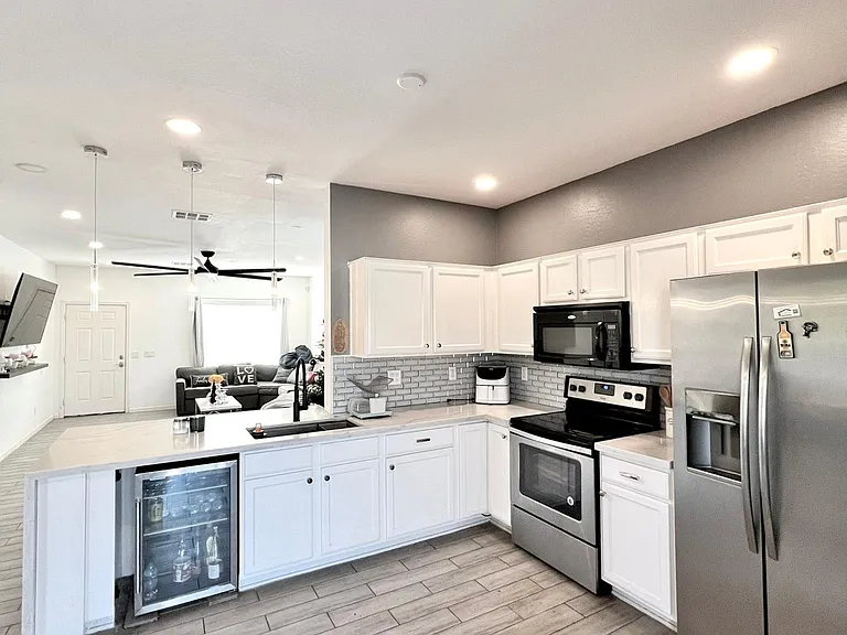 9432 W Odeum Ln — Photo 2