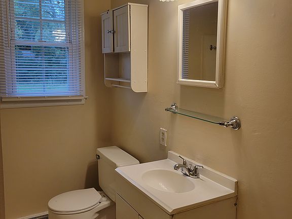 5th image of 424 Parkwood Ct