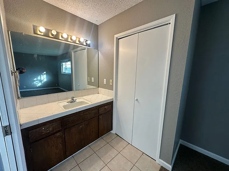 1175 E Edison St — Photo 26