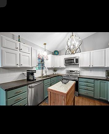 4th image of 854 N Meadow Rd