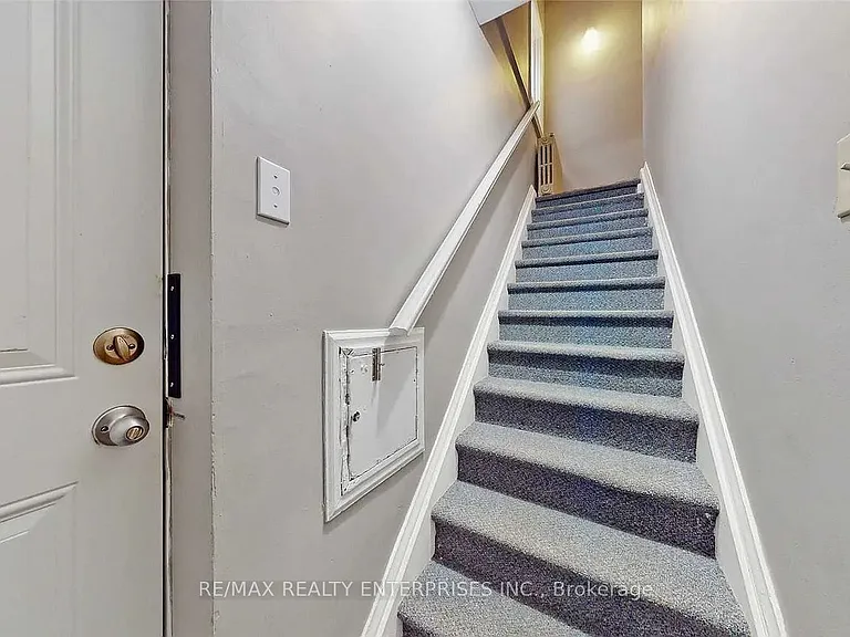 255 Lakeshore Rd E #A — Photo 4