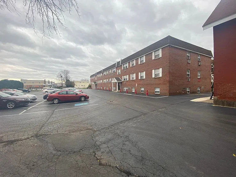 Ashland Apartments — Photo 10
