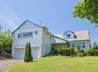 84 Middle Neck Rd, Roslyn, NY 11576