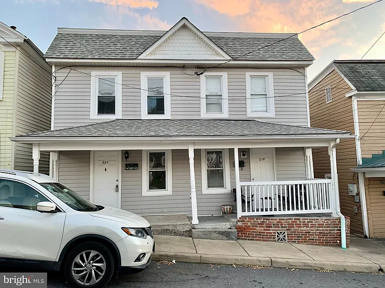 221 Baker St — Photo 2