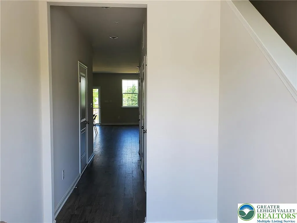 3 bed, 2.5 bath, 2439 sqft, $2,800 — Photo 3