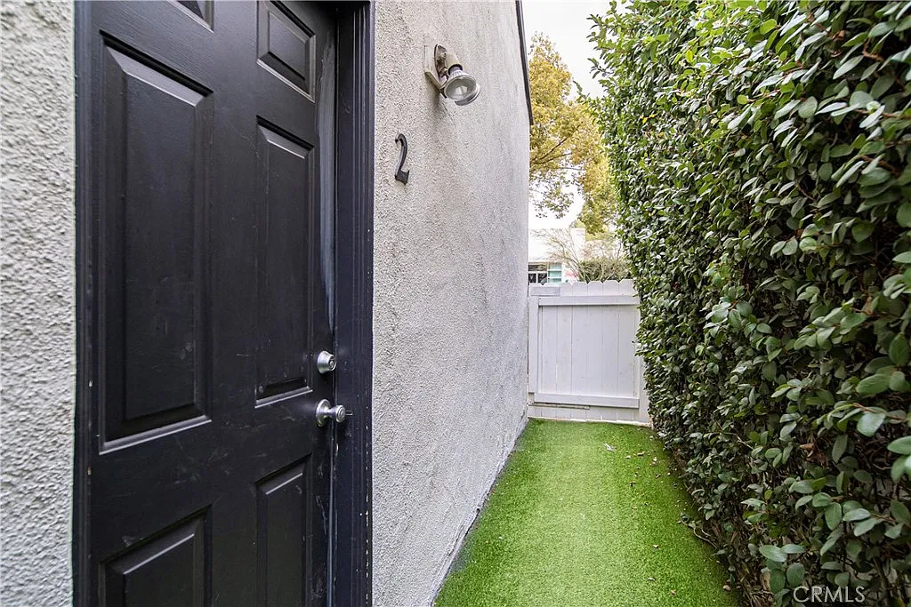 2 bed, 1000 sqft, $4,100 — Photo 2