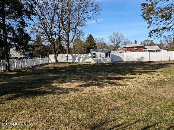 3rd image of 12 Winston Dr