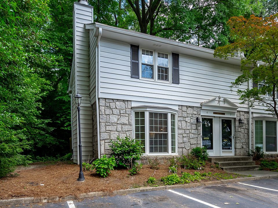 1st image of 136 Peachtree Memorial Dr NW