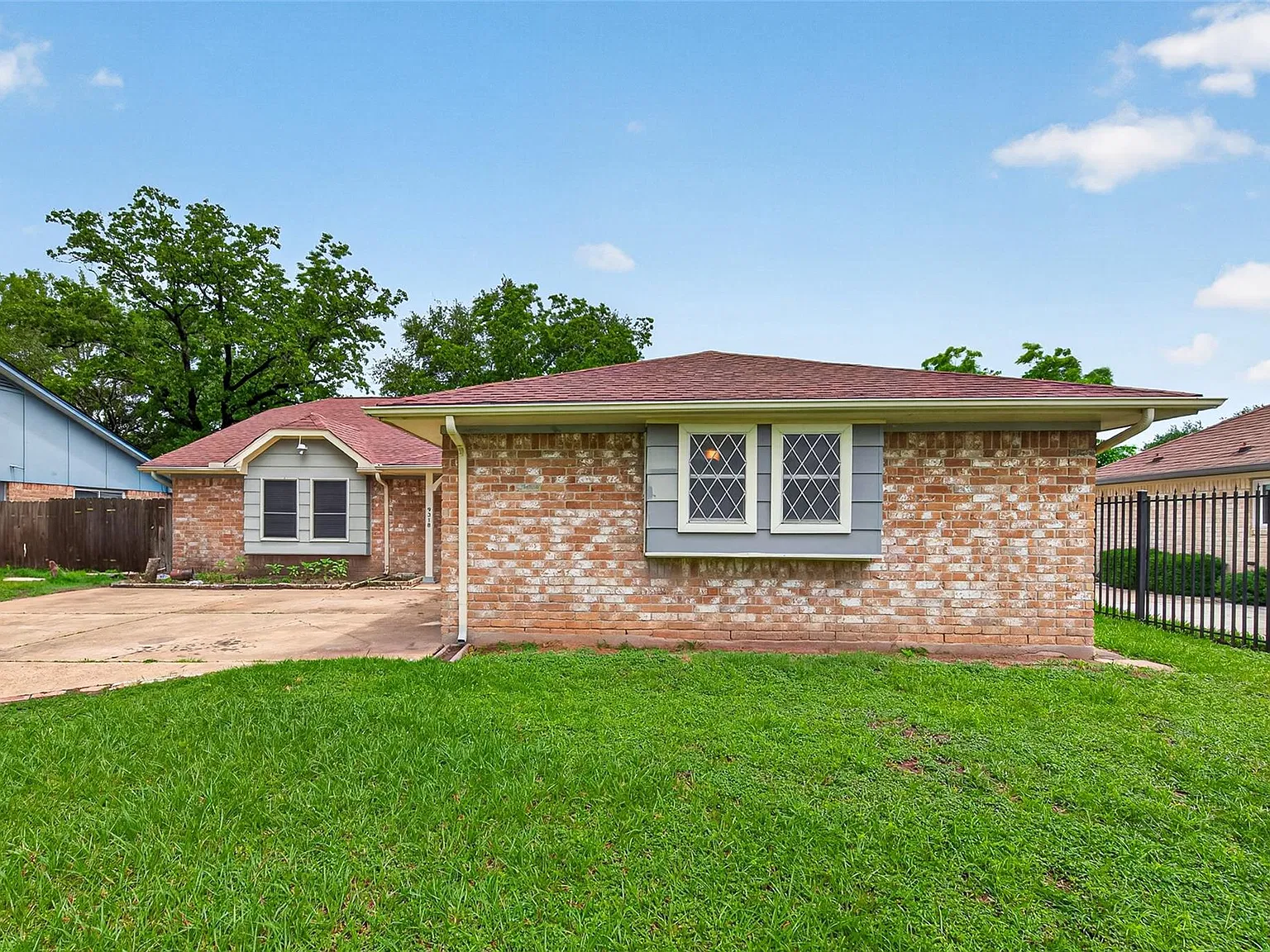 4 bed, 2.0 bath, 2004 sqft, $1,750 — Photo 2