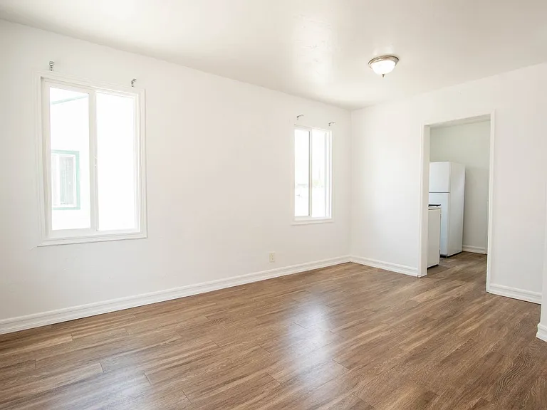 320 G St — Photo 2