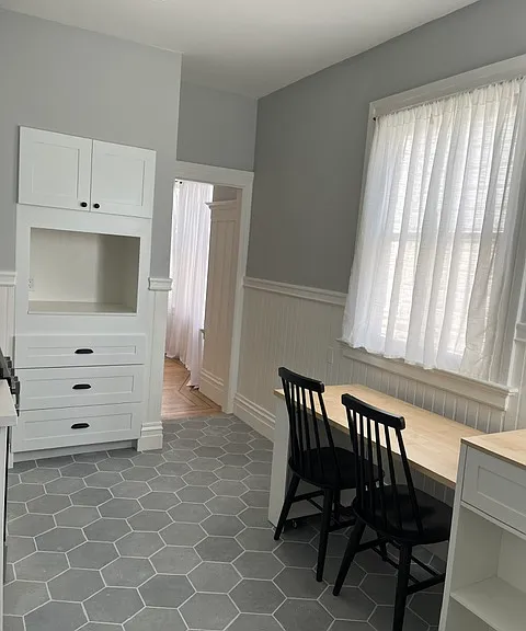 Eat-in kitchen