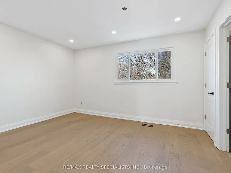 6419 Chaumont Cres #UPPER — Photo 17