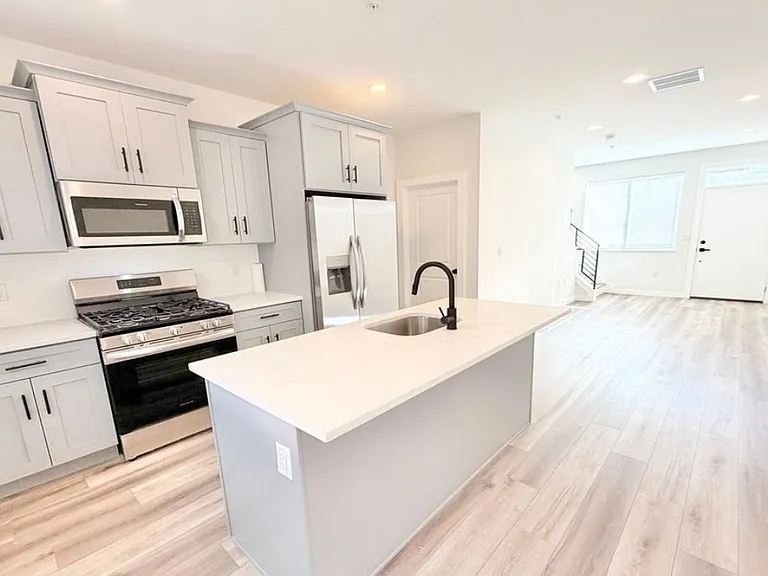 3221 Latona St — Photo 1