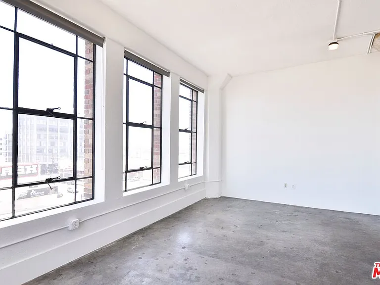 315 E 8th St #406 — Photo 5