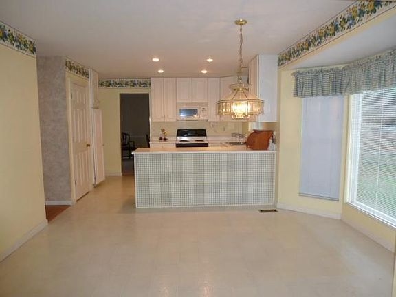 3rd image of 8383 Woodcreek Dr