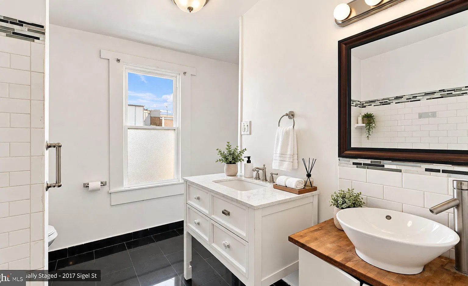 3 bed, 1.0 bath, 1003 sqft, $1,600 — Photo 4