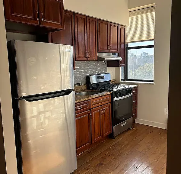 504 Seneca Ave #3R — Photo 1