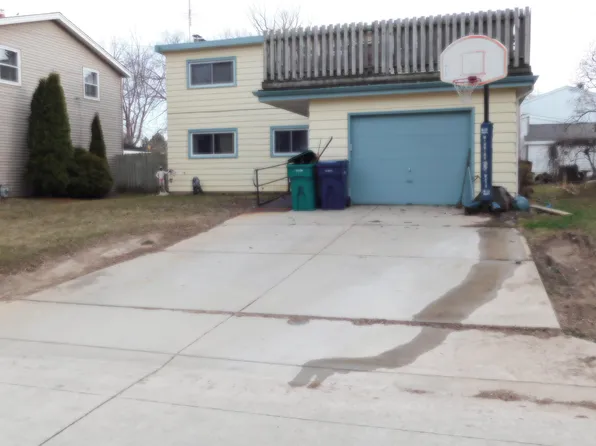 2047 E Leroy Ave, Saint Francis, WI 53235