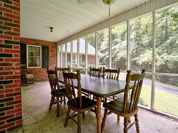 3rd image of 1827 Riverhill Dr