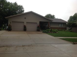 5912 Pine View Dr, Sioux City, IA 51106