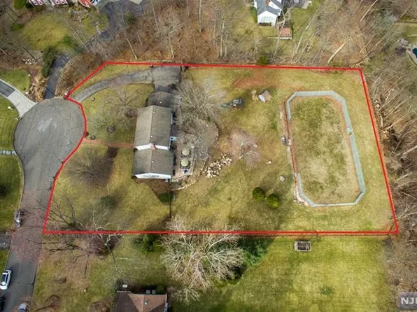 26 Glencarl Rd, Upper Saddle River, NJ 07458