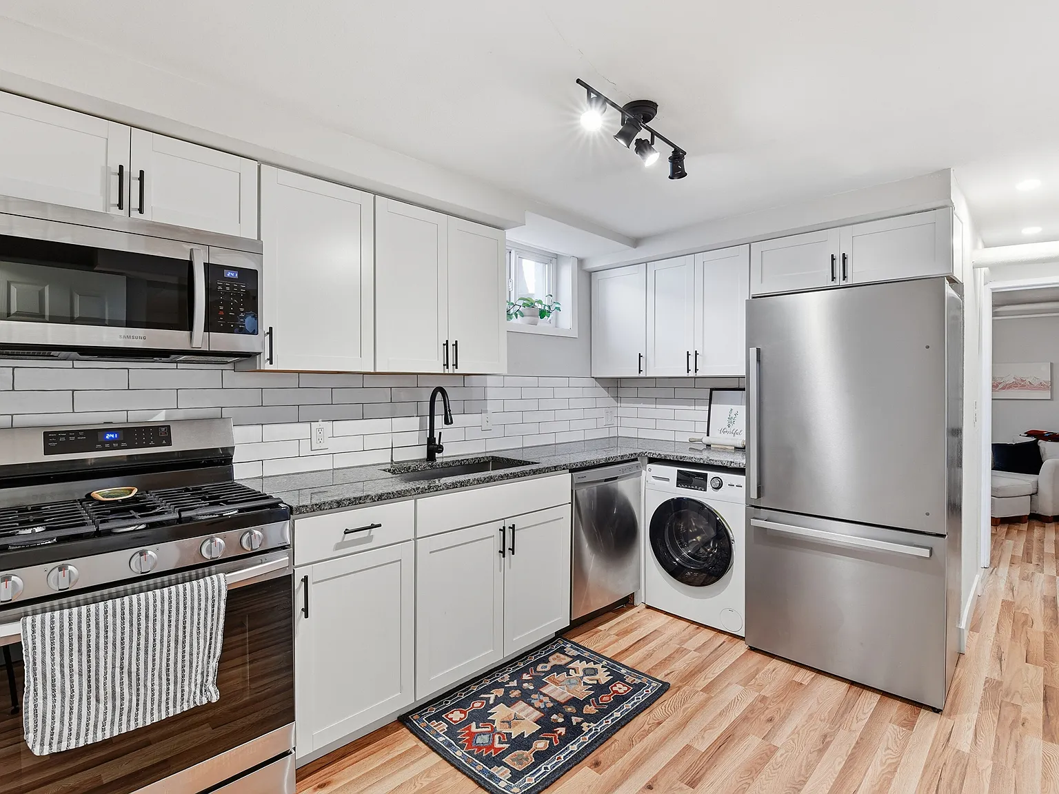 2 bed, 828 sqft, $2,000 — Photo 2