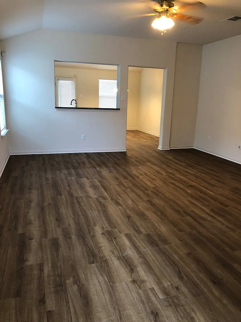 4 Bedroom Charm in Manor — Photo 3